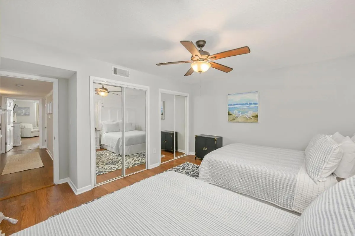 1033 - Shoreline Towers Beachfront Condo Free Beach Setup Destin