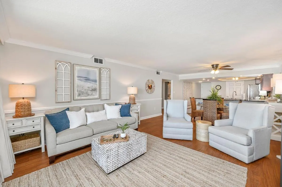 1033 - Shoreline Towers Beachfront Condo Free Beach Setup Destin
